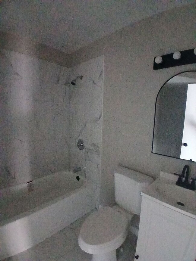 Building Photo - Newly Renovated 3 bedroom 1.5 bathroom in ...
