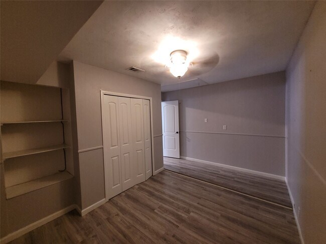 Building Photo - 9843 Mill Shadow Dr