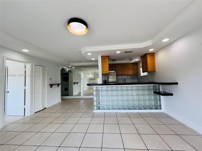 Building Photo - 2033 Calais Dr