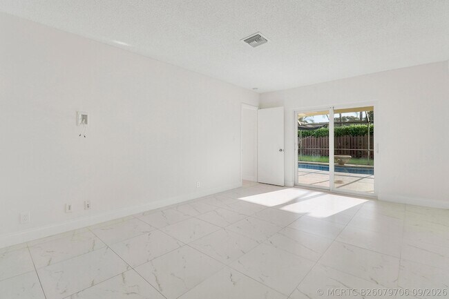 Building Photo - 100 SW 15th Ct