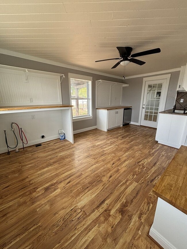 Building Photo - 1 Month Free Rent!! FarmHouse with Room for Everyone