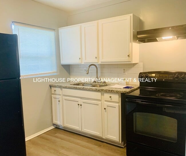 Building Photo - Cozy 2 Bed/1 Bath Home with Fenced Yard!