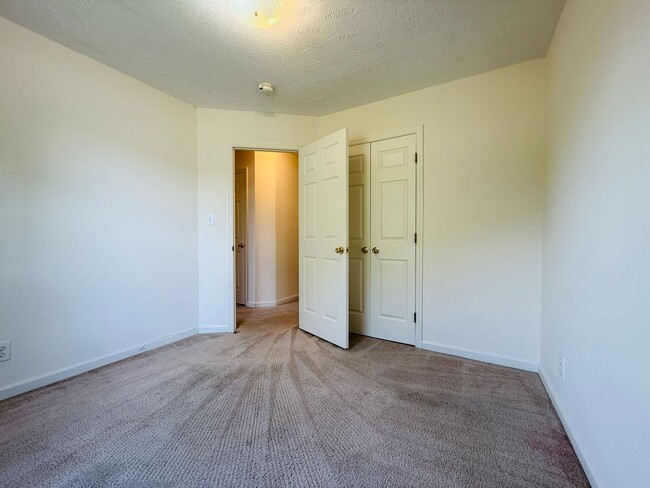 Building Photo - 104 Liberty Ct