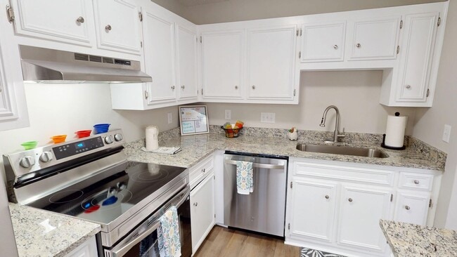 Building Photo - Updated 3/2 with Granite Counters and Stai...