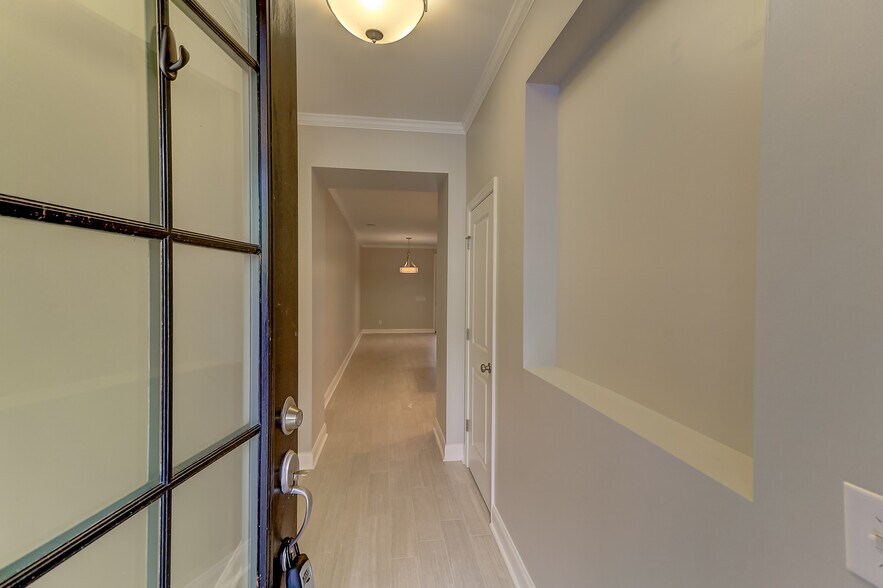 Building Photo - 2069 Kings Gate Ln