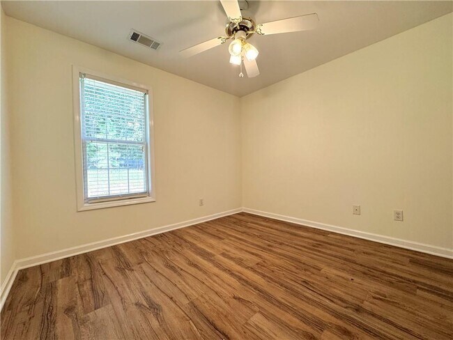 Building Photo - 2075 Pine Tree Dr