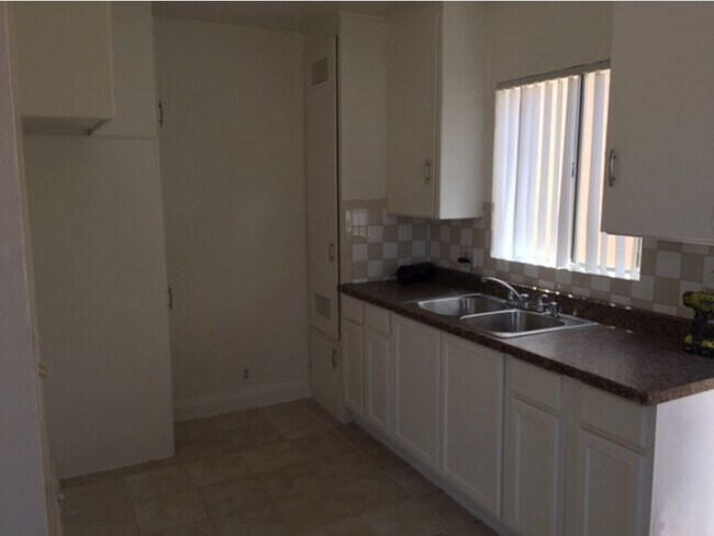 Building Photo - 1101 W 89th St