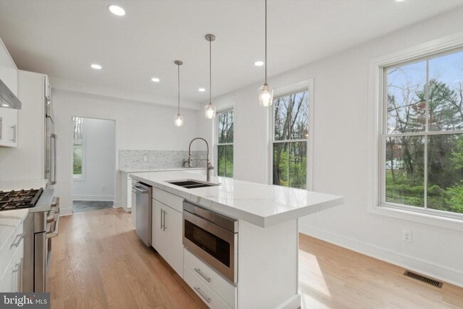 Building Photo - 35 Sycamore Pl