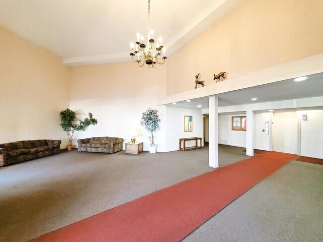 Building Photo - 1500 Robin Cir