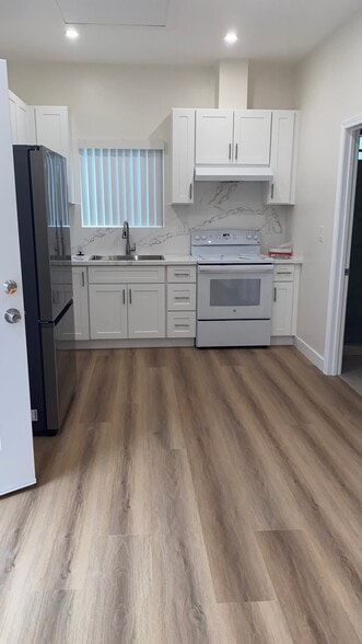 Building Photo - 1610 N Kingsley Dr