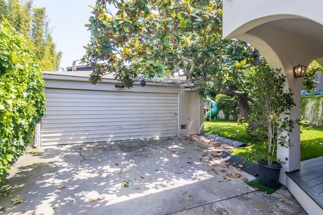 Building Photo - Prime Single Family Home