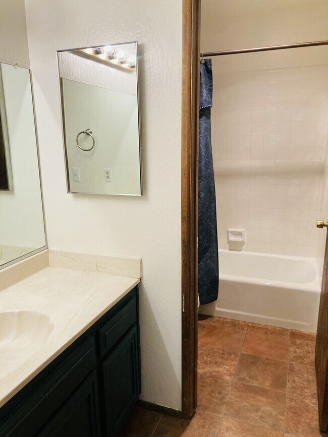 Building Photo - Enchanting Four Bedroom Two and Half Bath Condo in North Meadow Bay.