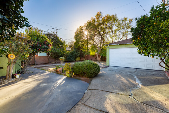 2-Car Garage - 1925 N Valley St