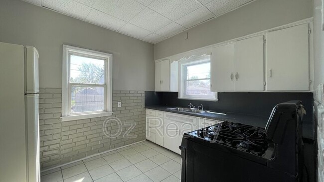 Building Photo - 3430 Maple St