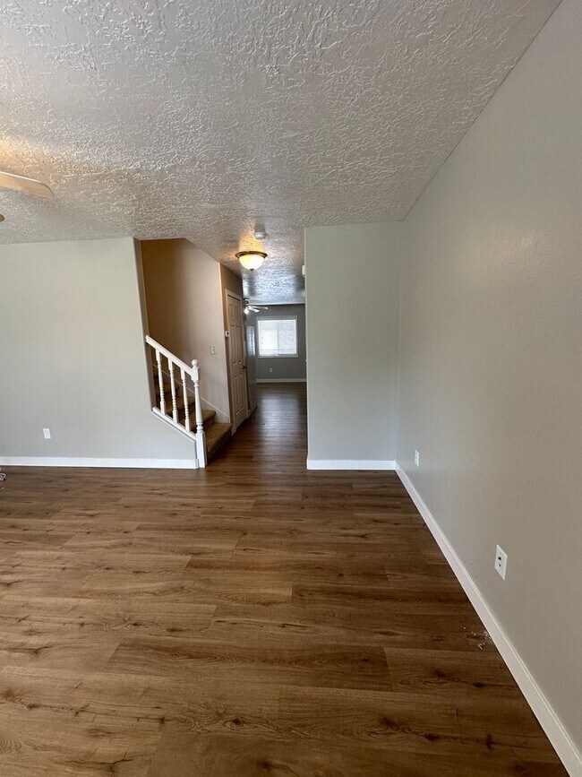 Building Photo - Cute 2 bed 1.5 bath townhome in the Meadows - Month-to-Month Lease!