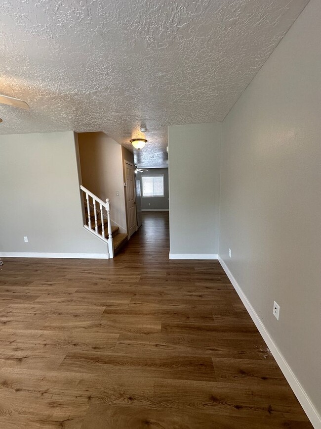 Building Photo - Cute 2 bed 1.5 bath townhome in the Meadows