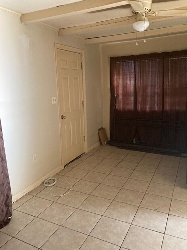 Building Photo - Long Beach 2 Bedroom