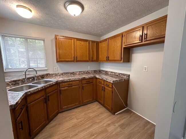 Building Photo - Beautiful 3 bed (Possibly 4 bed) with 2.5 baths Home located in Warren Township