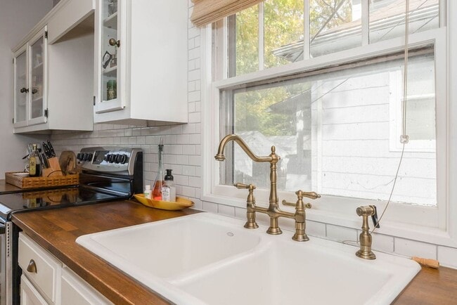 Building Photo - Fantastic West Plaza Bungalow