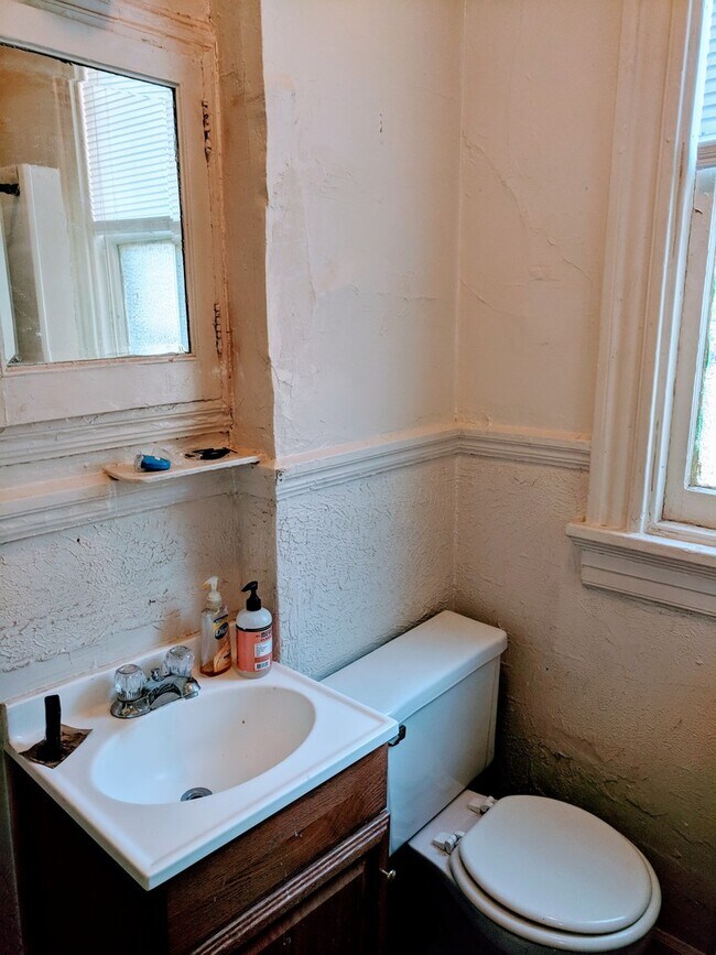 Building Photo - 1612 Floyd Ave