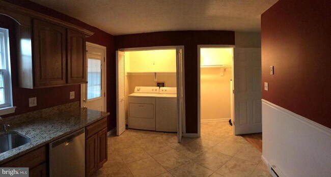 Building Photo - 105 Little River Dr