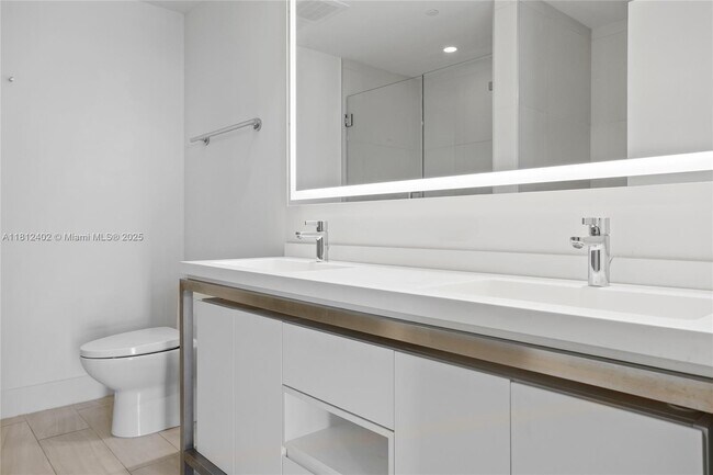 Building Photo - 2000 Metropica Wy