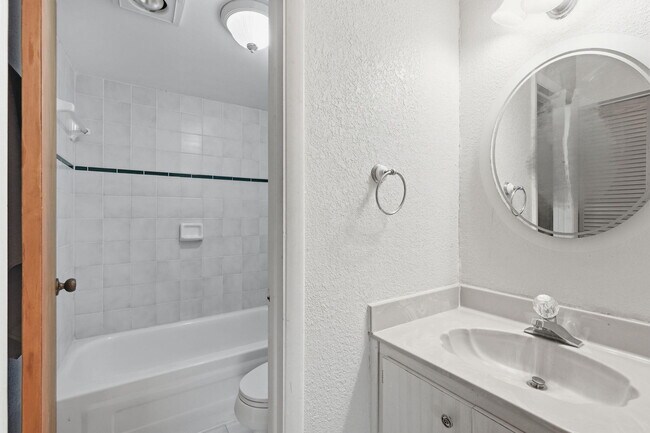 Building Photo - 430 Commodore Dr