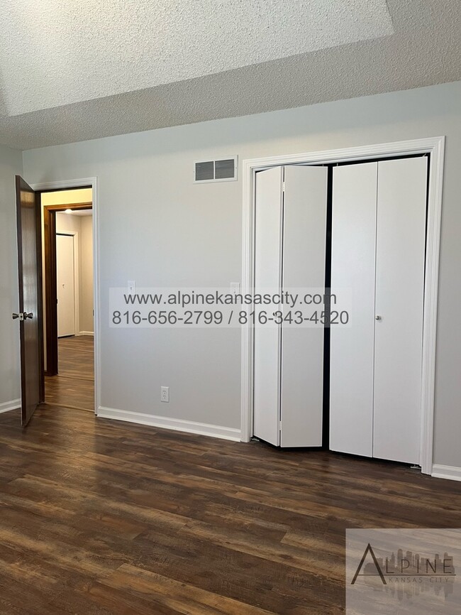 Building Photo - Spacious Parkville Ranch