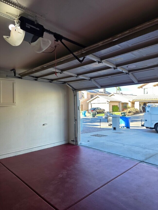 Building Photo - Beautiful 3BR 2BA Home w/ Private Pool • Pool + Covered Patio • Attached Garage in Phoenix