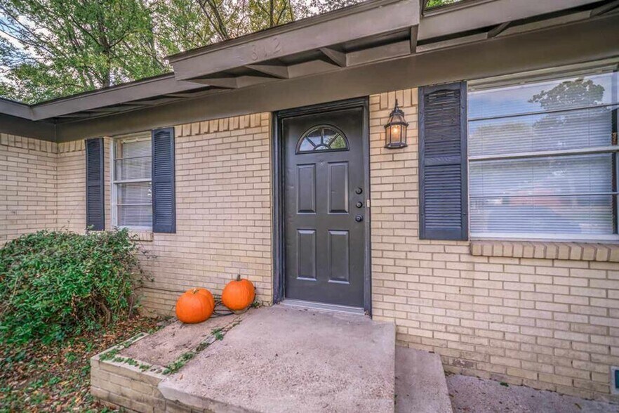 Building Photo - 812 Glencrest Ln