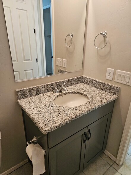 Building Photo - 646 W Calle Espadero