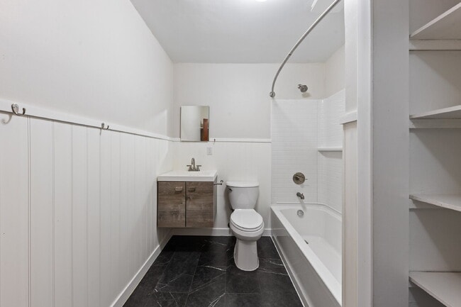 Building Photo - MOVE IN SPECIAL Charming 2 bedroom duplex