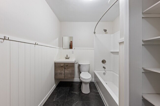 Building Photo - MOVE IN SPECIALCharming 2 bedroom duplex