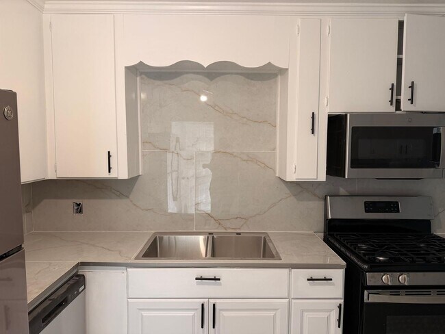 Building Photo - For Rent – Newly Remodeled 5 Bedroom Home!