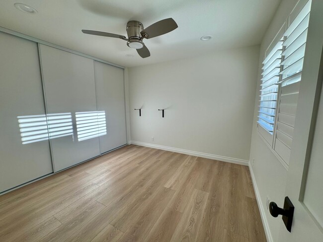 Building Photo - Nicely upgraded Townhome is East Simi
