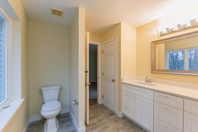 Building Photo - 208 Castlewood Dr