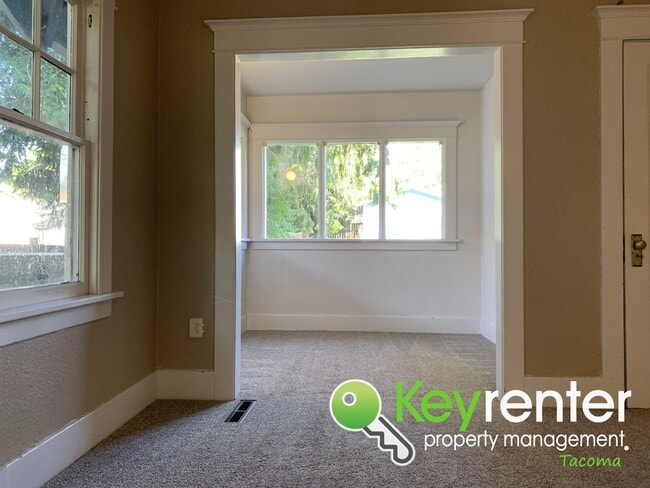 Building Photo - Charming Tacoma Craftsman House!