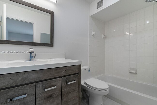 Building Photo - 2098 Madeira Dr