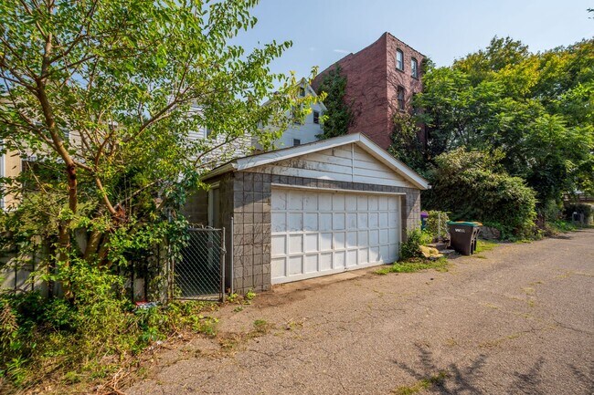 Building Photo - Beautiful 3 bedroom in McKees Rocks availa...