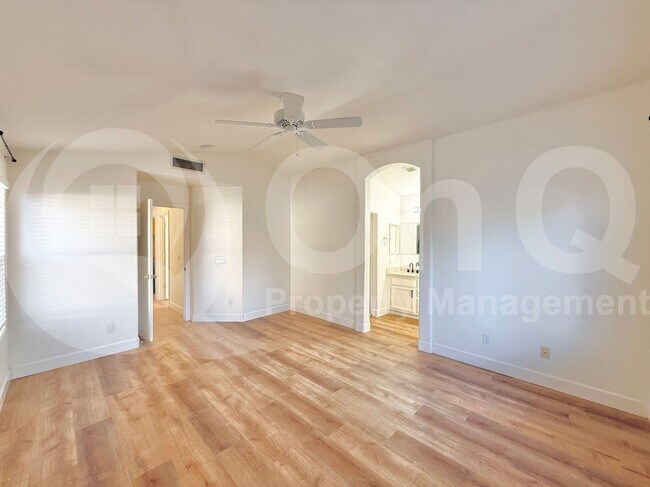 Building Photo - 1914 E Palomino Dr