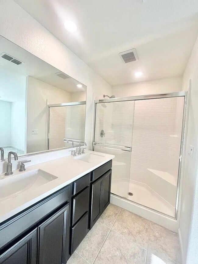 Building Photo - Spacious 4 Bedroom Home in West Roseville ...