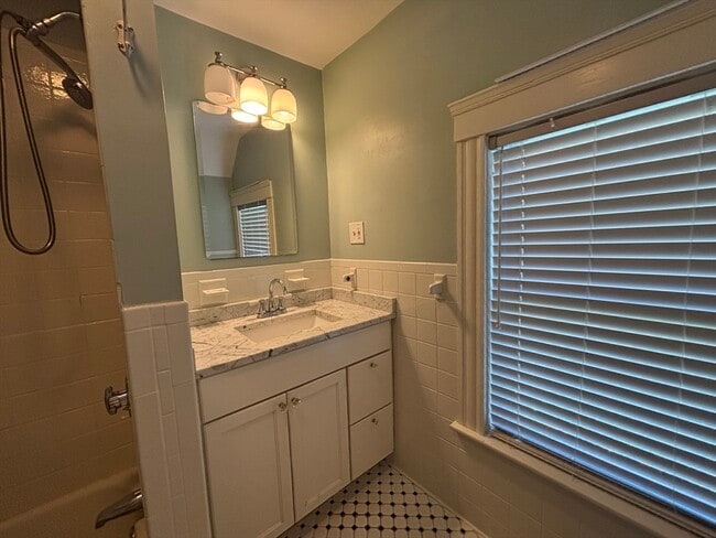 Building Photo - 603 High St