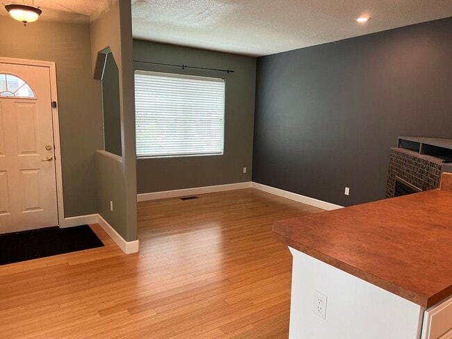 Building Photo - 2 Bed, 2 1/2 Bath townhome close to the Ri...