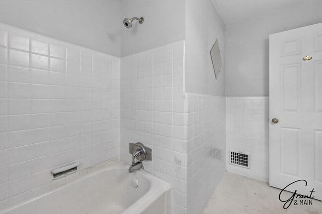 Building Photo - $1350 3 bedrooms