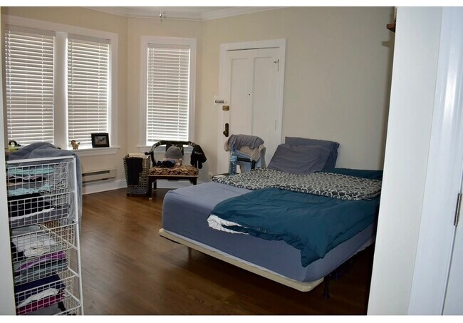 Building Photo - 3817 N Greenview Ave