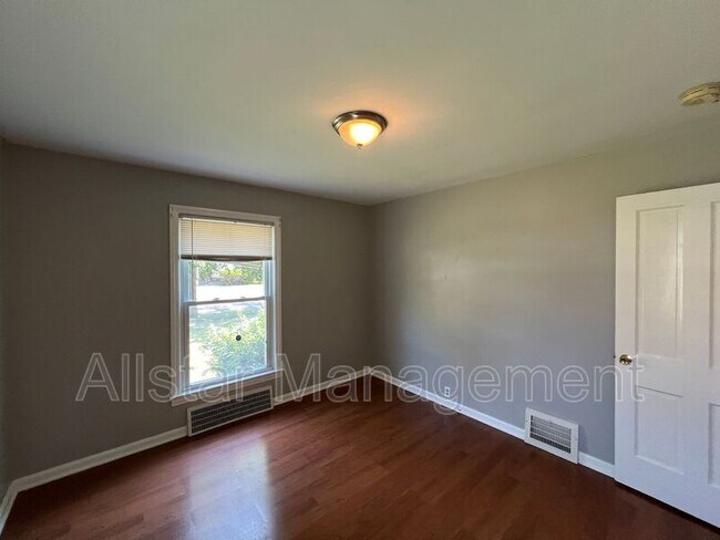Building Photo - 1480 E 196th St
