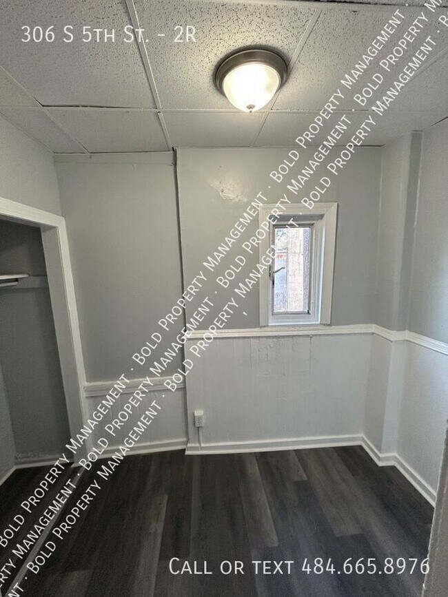 Building Photo - 306 S 5th St