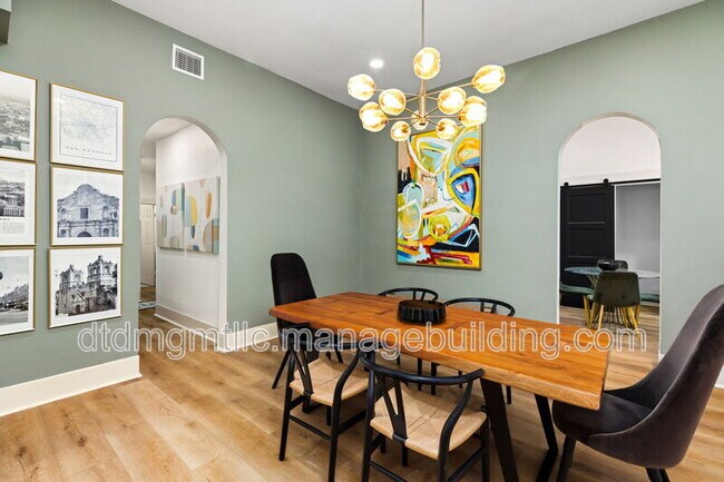 Building Photo - 110 E Craig Pl