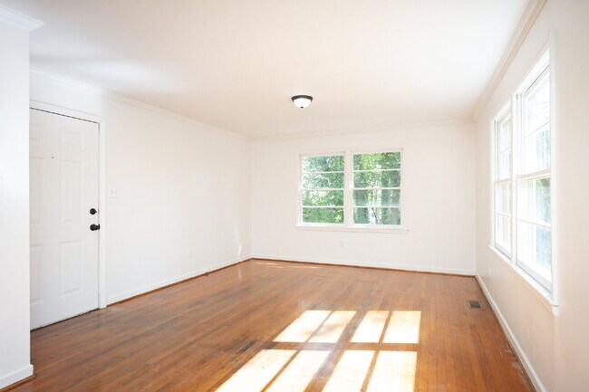 Building Photo - 2 Bed / 1 Bath Bottom Unit Duplex Convenient Spartanburg Location with Modern Features $1000/mo rent