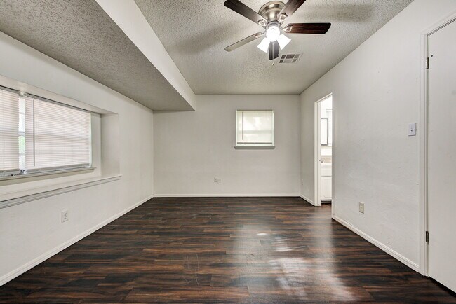 Building Photo - 1627 Surrey Dr